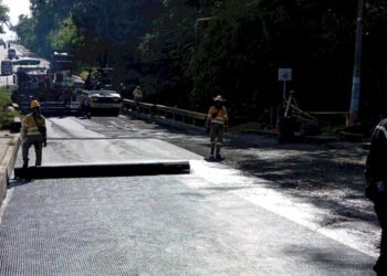 Avanza en rehabilitación de vía en barrio Topacio durante este puente festivo 