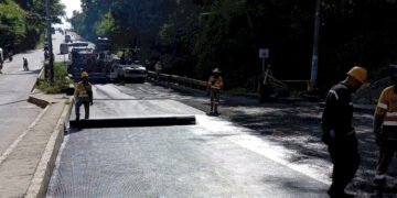 Avanza en rehabilitación de vía en barrio Topacio durante este puente festivo 