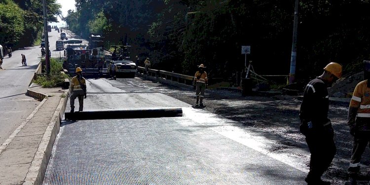 Avanza en rehabilitación de vía en barrio Topacio durante este puente festivo 