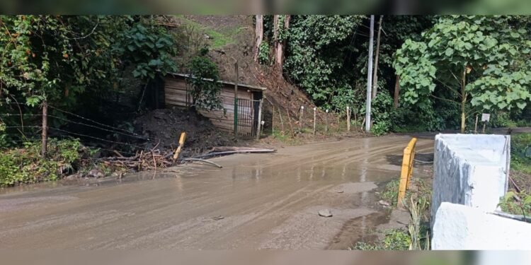 Bomberos atendieron varias emergencias y continúa monitoreo por fuertes lluvias