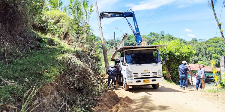 Por ampliación de vía, Alcaldía de Ibagué adelanta reubicación del alumbrado público en Calambeo