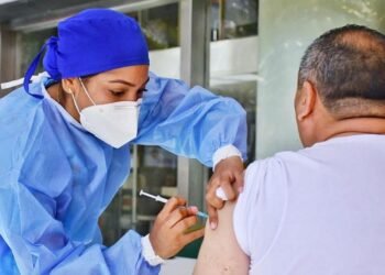 Adultos mayores y pacientes con enfermedades pulmonares, prioridad en vacunación contra influenza