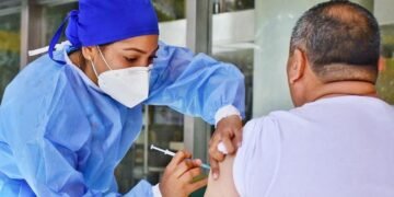 Adultos mayores y pacientes con enfermedades pulmonares, prioridad en vacunación contra influenza