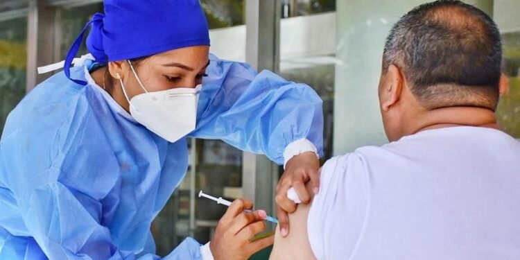Adultos mayores y pacientes con enfermedades pulmonares, prioridad en vacunación contra influenza
