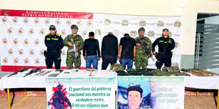 Les cayó el Ejército! Capturados presuntos disidentes con fusiles, explosivos y menores en Chaparral