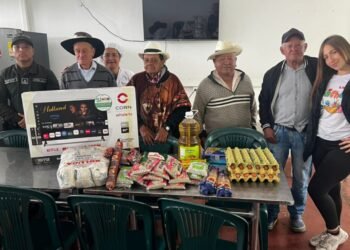 Sonrisas, abrazos y lágrimas: así sorprendieron a los abuelitos de hogar geriátrico en Roncesvalles