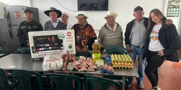 Sonrisas, abrazos y lágrimas: así sorprendieron a los abuelitos de hogar geriátrico en Roncesvalles