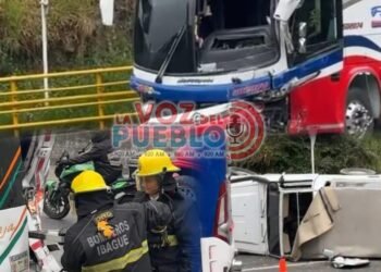 Choque múltiple en la variante de Ibagué: bus, van y campero terminaron involucrados