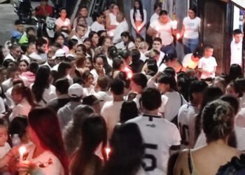“Fuerza Rogger”: conmovedora velatón iluminó al barrio Las Delicias en Ibagué