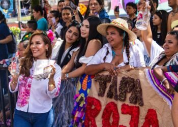 El desfile de San Juan se bailó al ritmo de Tapa Roja, la bebida oficial del Festival Folclórico