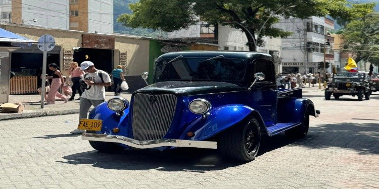 Este sábado habrá cierres viales por el Desfile de Autos Clásicos en Ibagué
