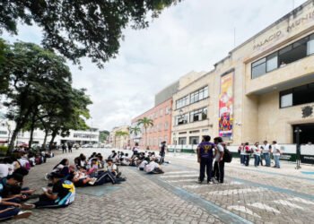 Estudiantes de la Institución Educativa Sagrada Familia exigen solución por deterioro del muro perimetral
