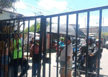 Más de 800 familias completan 25 días sin agua en La Hacienda La Miel y comunidad bloqueó ingreso de recolectores de basura
