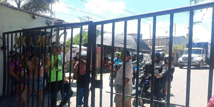 Más de 800 familias completan 25 días sin agua en La Hacienda La Miel y comunidad bloqueó ingreso de recolectores de basura