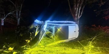 Vehículo que se volcó en la vía al Aeropuerto Perales no dejó personas lesionadas