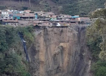 Remoción en masa destruyó una vivienda en Cajamarca y obligó al cierre de un carril de la vía Panamericana