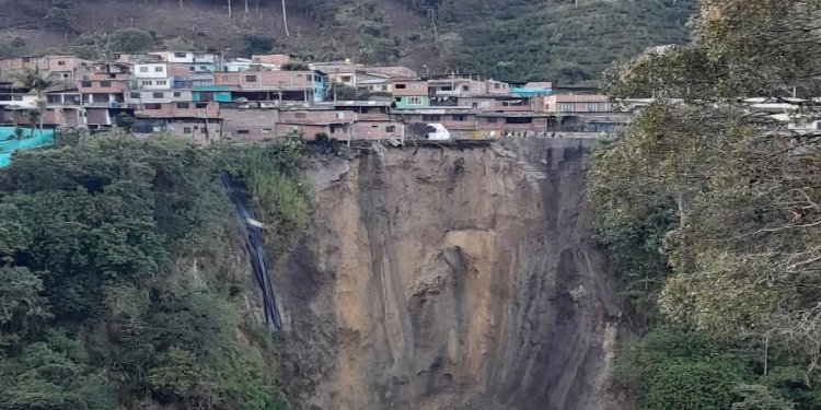 Remoción en masa destruyó una vivienda en Cajamarca y obligó al cierre de un carril de la vía Panamericana