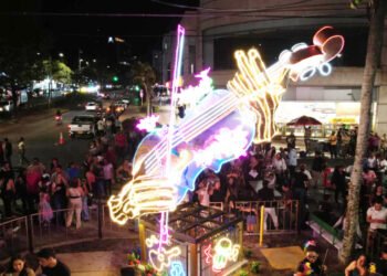 El Violín fue instalado en la calle 60 con carrera esquina en el carril ascendente