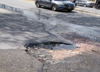 Habitante de La Gaviota denuncia fuga de agua que completa tres semanas sin reparación