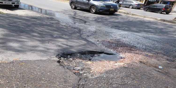 Habitante de La Gaviota denuncia fuga de agua que completa tres semanas sin reparación