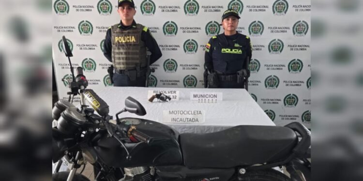 Huida de película en El Espinal: abandonó la moto y un arma cargada para evitar la captura