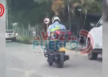 Graban a un agente de tránsito usando el celular mientras conducía y, al parecer, cruzando semáforos en rojo en Ibagué