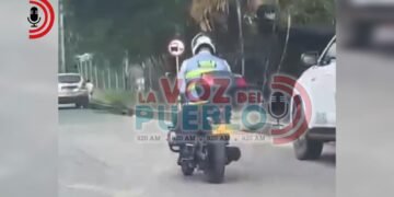 Graban a un agente de tránsito usando el celular mientras conducía y, al parecer, cruzando semáforos en rojo en Ibagué