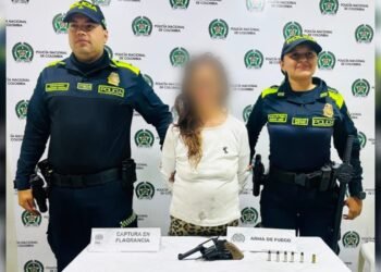 ¡Cayó con las manos en el arma! Mujer intentó escapar de la Policía y terminó capturada en Ibagué