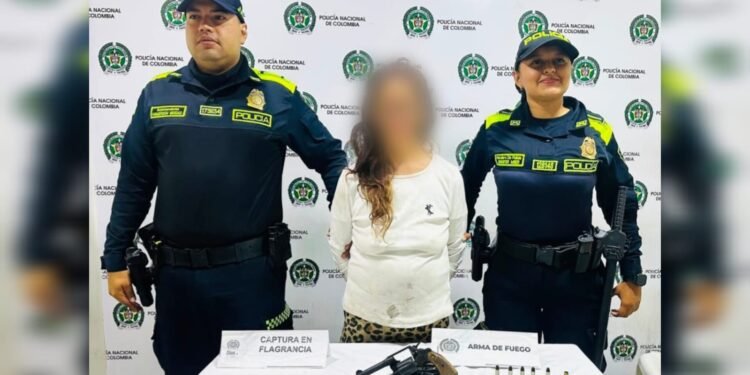 ¡Cayó con las manos en el arma! Mujer intentó escapar de la Policía y terminó capturada en Ibagué