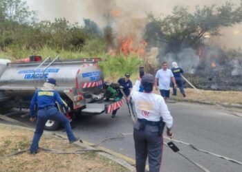 Bomberos utilizaron cerca de 4.000 galones de agua para controlar incendio forestal en La Samaria