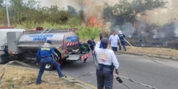 Bomberos utilizaron cerca de 4.000 galones de agua para controlar incendio forestal en La Samaria