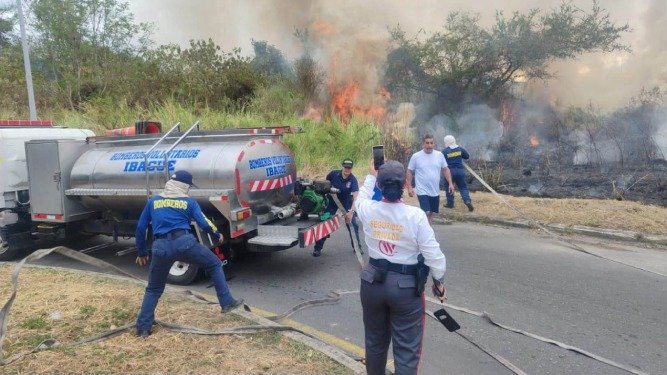 Bomberos utilizaron cerca de 4.000 galones de agua para controlar incendio forestal en La Samaria