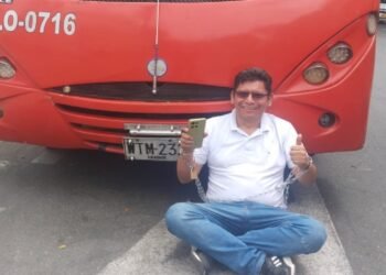 Propietario de buseta se encadenó a su vehículo y cuestionó avances del Sistema Estratégico de Transporte Público