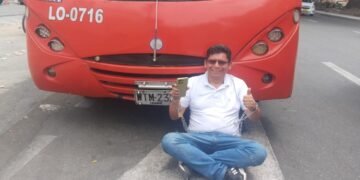 Propietario de buseta se encadenó a su vehículo y cuestionó avances del Sistema Estratégico de Transporte Público