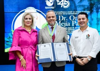 Cortolima condecoró al rector de la UT, Omar Mejía, con la Medalla al Mérito Ambiental