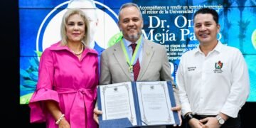 Cortolima condecoró al rector de la UT, Omar Mejía, con la Medalla al Mérito Ambiental