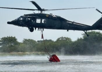 Helicóptero con sistema Bambi Bucket apoyará control del incendio forestal en Buenos Aires