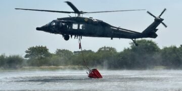 Helicóptero con sistema Bambi Bucket apoyará control del incendio forestal en Buenos Aires