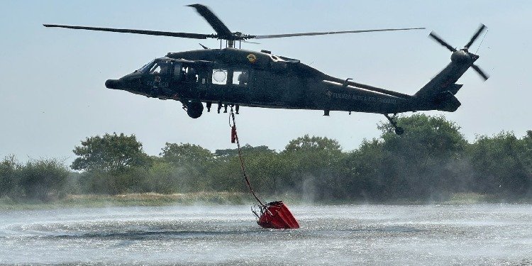 Helicóptero con sistema Bambi Bucket apoyará control del incendio forestal en Buenos Aires
