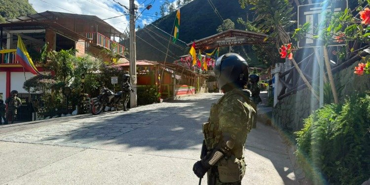 Policía Metropolitana descarta presencia de grupos armados tras reunión con la comunidad