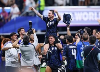 La victoria de Argentina frente a Inglaterra, un ejemplo del fútbol con garras y ganas