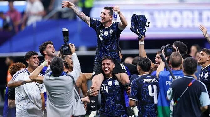 La victoria de Argentina frente a Inglaterra, un ejemplo del fútbol con garras y ganas