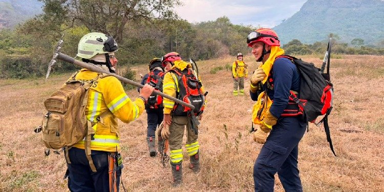 Continúan labores para controlar incendio forestal en el Alto de Gualanday
