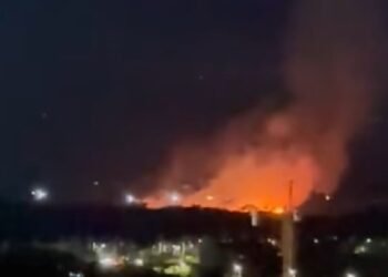Bomberos reportan 70 % de control sobre incendio forestal y mantienen restricciones viales