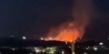Bomberos reportan 70 % de control sobre incendio forestal y mantienen restricciones viales