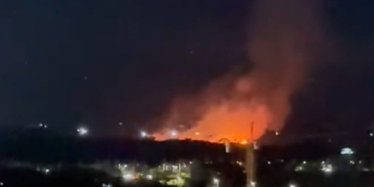 Bomberos reportan 70 % de control sobre incendio forestal y mantienen restricciones viales