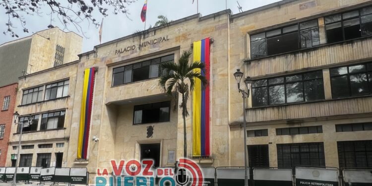 ¡Polémica!  Prohíben a funcionarios de la Alcaldía de Ibagué ir en faldas cortas, pantaloneta, jeans rotos y escotes a trabajar
