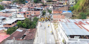 Durante la conmemoración del Día de la Independencia en el barrio 20 de Julio estrenaron vía