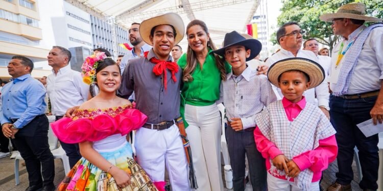 Gobernadora Matiz protagonizó gigantesca entrega de insumos, herramientas, maquinaria y tecnología a miles de familias productoras