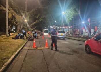 Motociclista se llevó por delante a un agente  de tránsito y un motociclista en un control vial